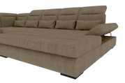 Großes braunes Polsterbett/Schlafsofa mit gepolsterter Rückenlehne, Zierkissen und seitlicher Armlehne, perspektivische Ansicht schräg von vorne rechts