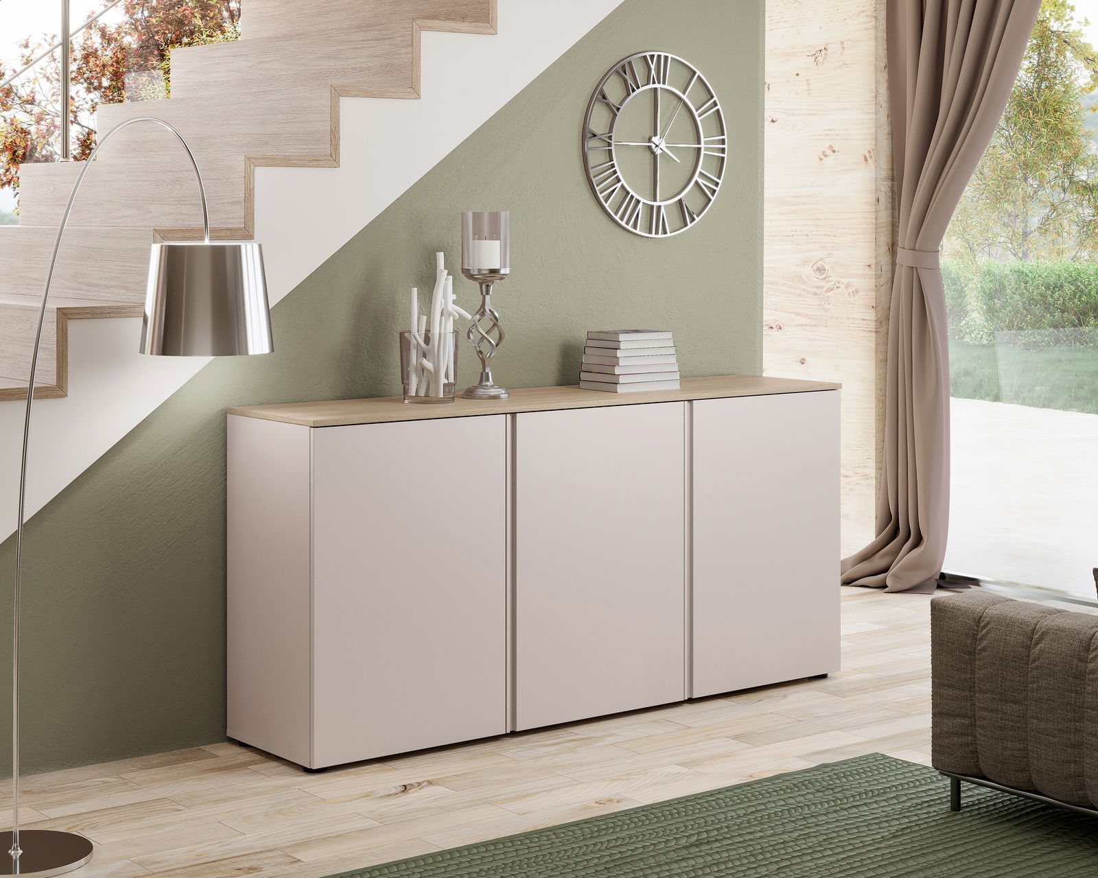 Modernes Sideboard in heller Farbe mit drei Türen, dekoriert mit Büchern und Kerzenständern, seitliche Perspektive unter einer Treppe.