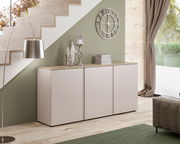 Modernes Sideboard in heller Farbe mit drei Türen, dekoriert mit Büchern und Kerzenständern, seitliche Perspektive unter einer Treppe.