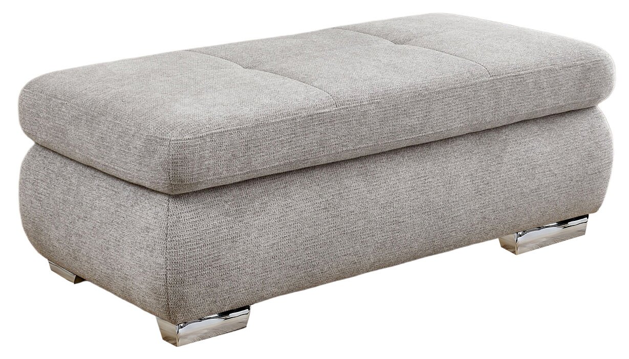 Beldomo Style XXL-Hocker AUSTIN Hellgrauer, gepolsterter Polsterhocker mit gesteppter Sitzfläche und verchromten Füßen, freigestellt vor weißem Hintergrund, perspektivische Ansicht schräg von vorn/oben