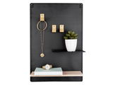 Schwarzes Memo-Board mit goldenen Haken, einer Kette, einem weißen Blumentopf mit Sukkulente und einer Uhr auf einem Regalbrett. Frontalansicht.