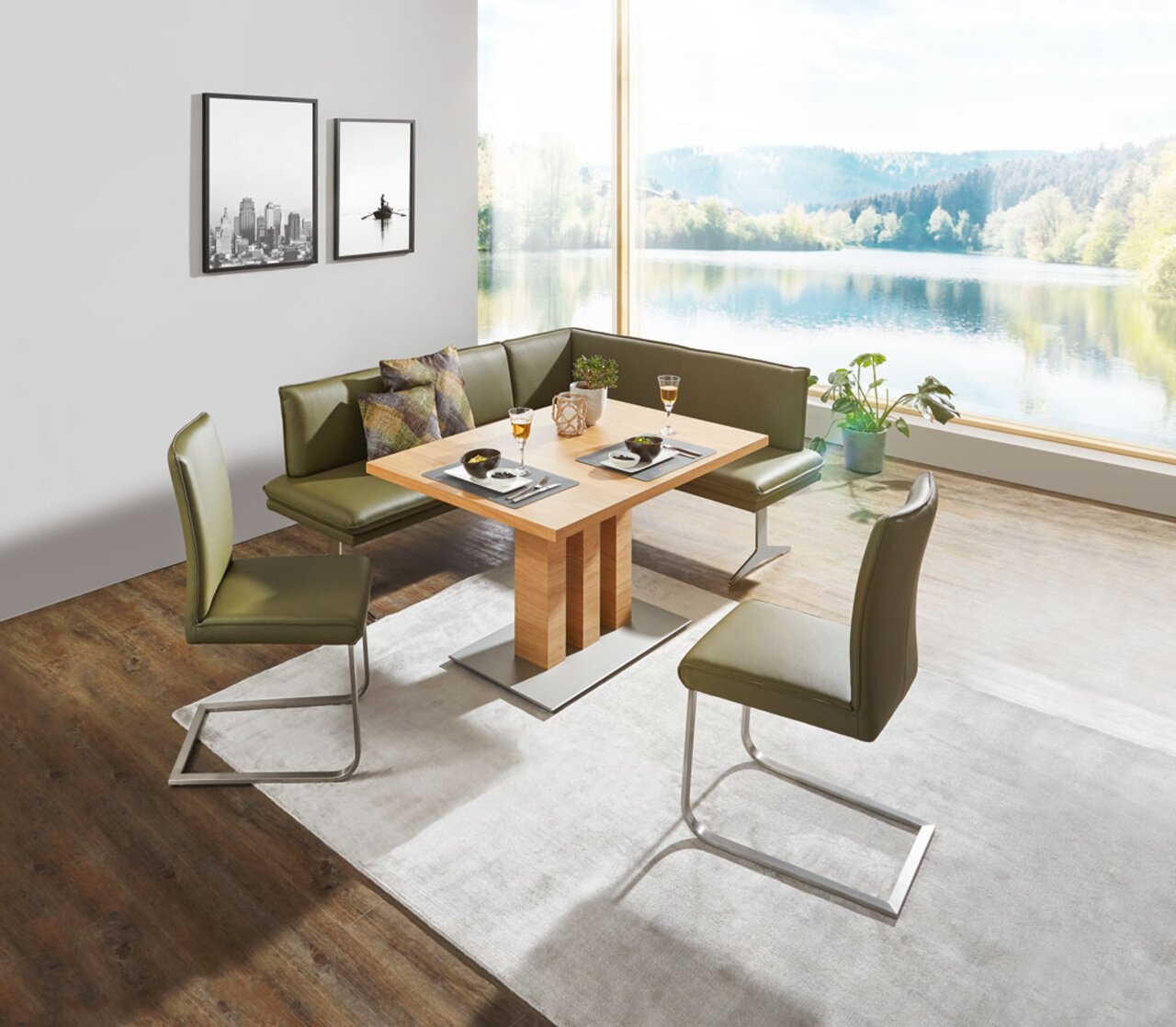 Moderne hoekbank met groene lederen bekleding en houten tafel, zijaanzicht met uitzicht op een groot raam en het meer.