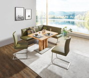 Moderne hoekbank met groene lederen bekleding en houten tafel, zijaanzicht met uitzicht op een groot raam en het meer.