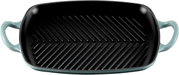 Rechteckige Grillpfanne aus Gusseisen mit geriffelter schwarzer Grillfläche und zwei hellblauen Seitengriffen, Draufsicht/Top-Down-Perspektive