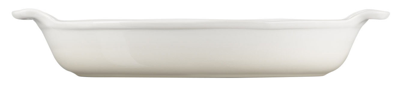 Seitliche Ansicht einer ovalen, weißen Auflaufform mit Griffen.