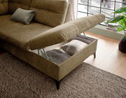 Rundecke mit Stauraum, geöffnet, aus seitlicher Perspektive, mit Kissen und Decke im Inneren.