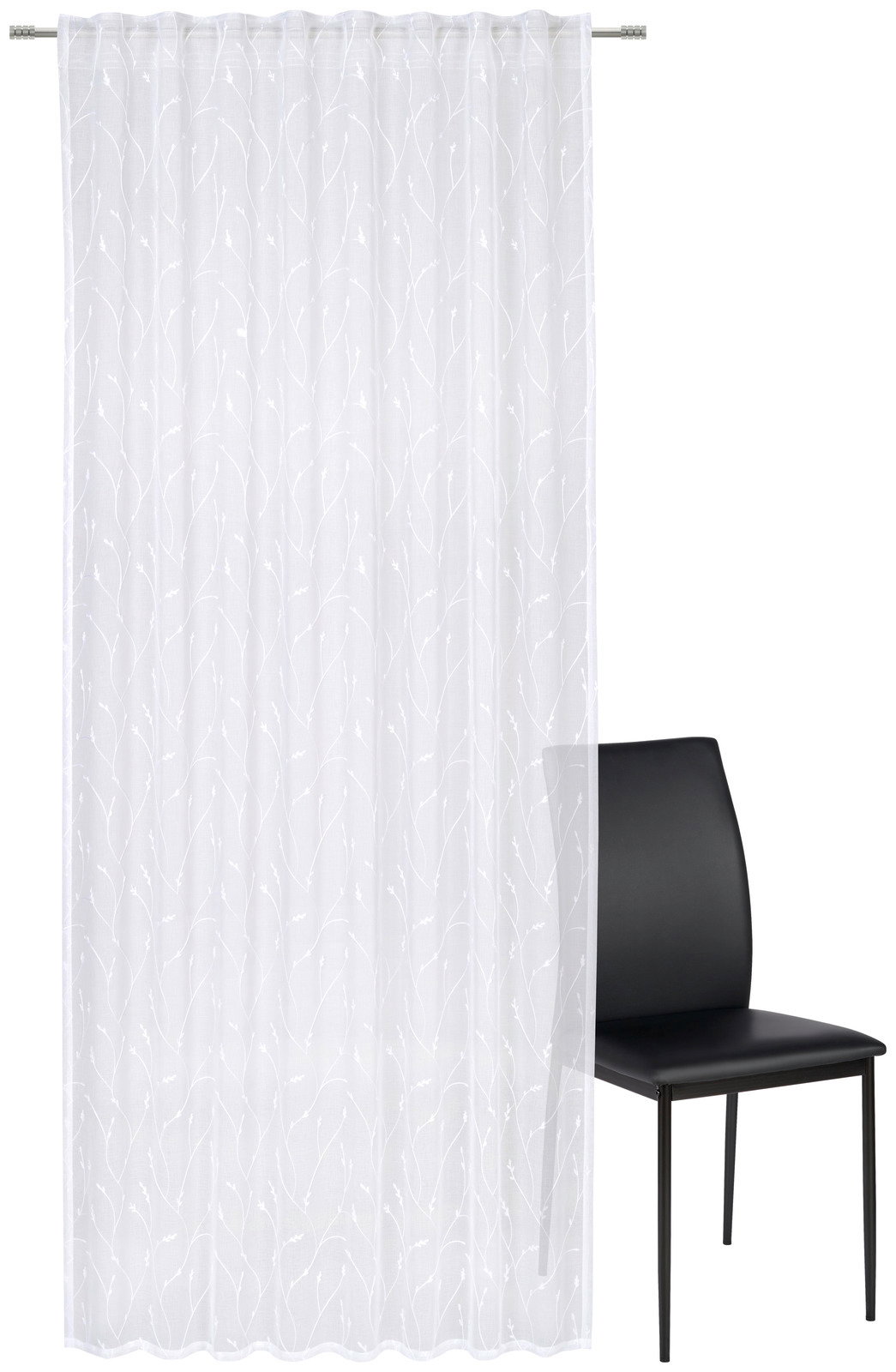 Weißer Fertigvorhang mit dezentem Muster, frontal fotografiert, neben einem schwarzen Stuhl.