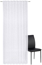 Weißer Fertigvorhang mit dezentem Muster, frontal fotografiert, neben einem schwarzen Stuhl.