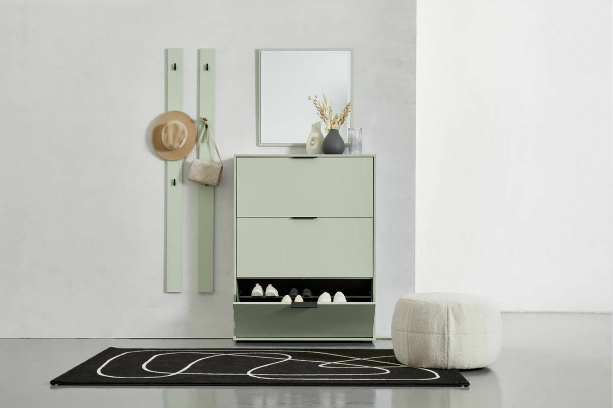 Hom´in Spiegel JOLLY Schuhkipper in hellem Grün mit geöffnetem Fach, Spiegel darüber und zwei Garderobenpaneele mit Hut und Tasche, aus frontaler Perspektive.