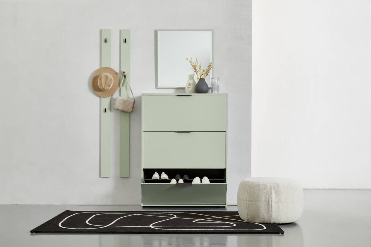 Schuhkipper in hellem Grün mit geöffnetem Fach, Spiegel darüber und zwei Garderobenpaneele mit Hut und Tasche, aus frontaler Perspektive.