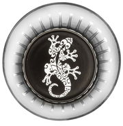 Ansicht von oben auf ein Glas mit Maori-Muster, das eine stilisierte Eidechse zeigt.