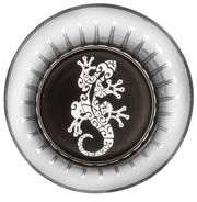 Ansicht von oben auf ein Glas mit Maori-Muster, das eine stilisierte Eidechse zeigt.