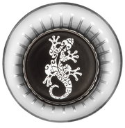 Ansicht von oben auf ein Glas mit Maori-Muster, das eine stilisierte Eidechse zeigt.