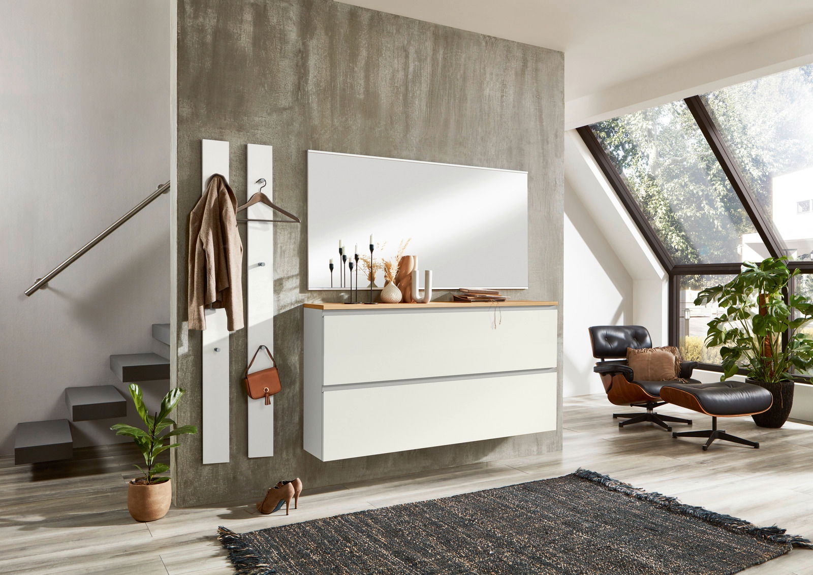 Moderner Hängeschuhschrank in einem stilvollen Wohnzimmer mit großem Fenster und gemütlichem Sessel, seitliche Perspektive