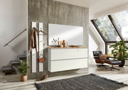 Moderner Hängeschuhschrank in einem stilvollen Wohnzimmer mit großem Fenster und gemütlichem Sessel, seitliche Perspektive
