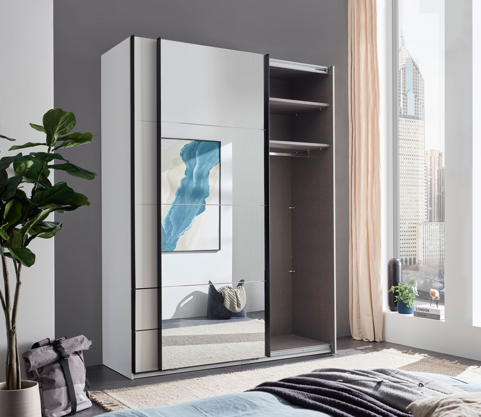 Moderner, zweitüriger Schwebetürenschrank mit Spiegel, teilweise geöffnet, in einem hellen Raum mit Blick auf die Stadt.