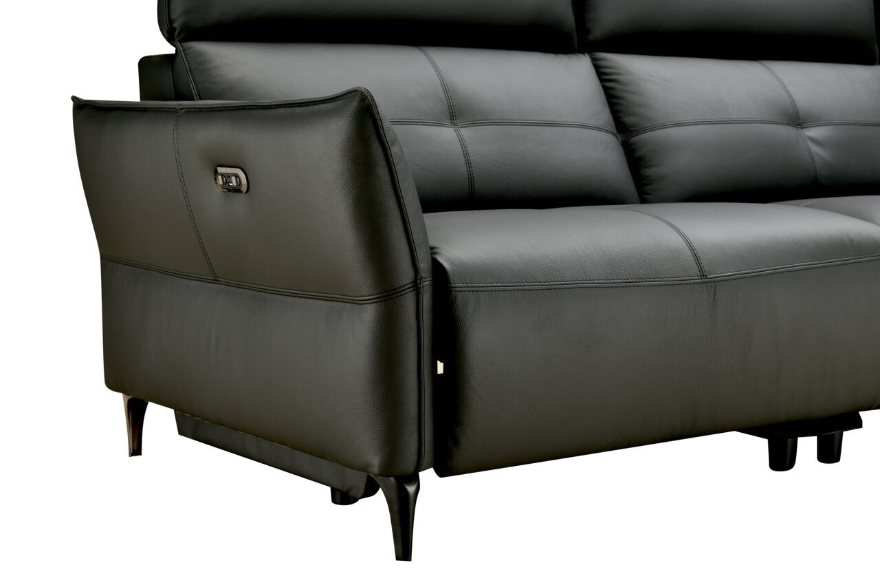 Detailansicht einer modernen, schwarzen Ledercouch mit Armlehne und Metallfüßen, seitliche Perspektive.