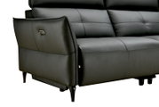 Detailansicht einer modernen, schwarzen Ledercouch mit Armlehne und Metallfüßen, seitliche Perspektive.