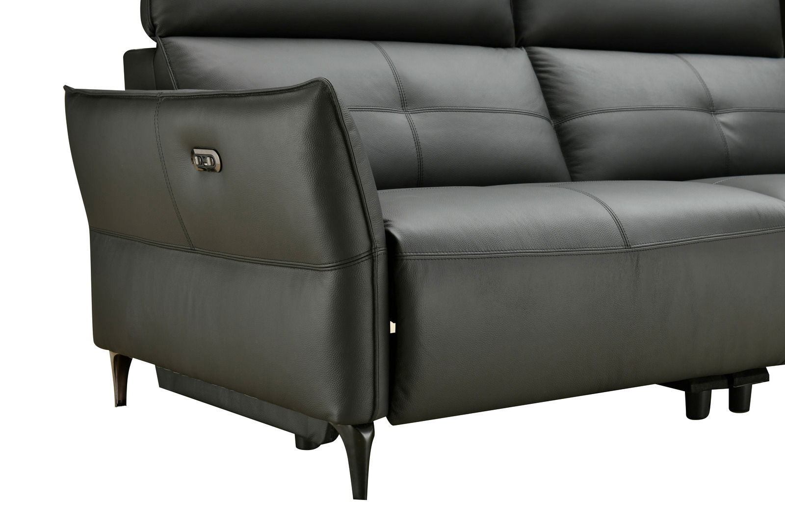 Detailansicht einer modernen, schwarzen Ledercouch mit Armlehne und Metallfüßen, seitliche Perspektive.
