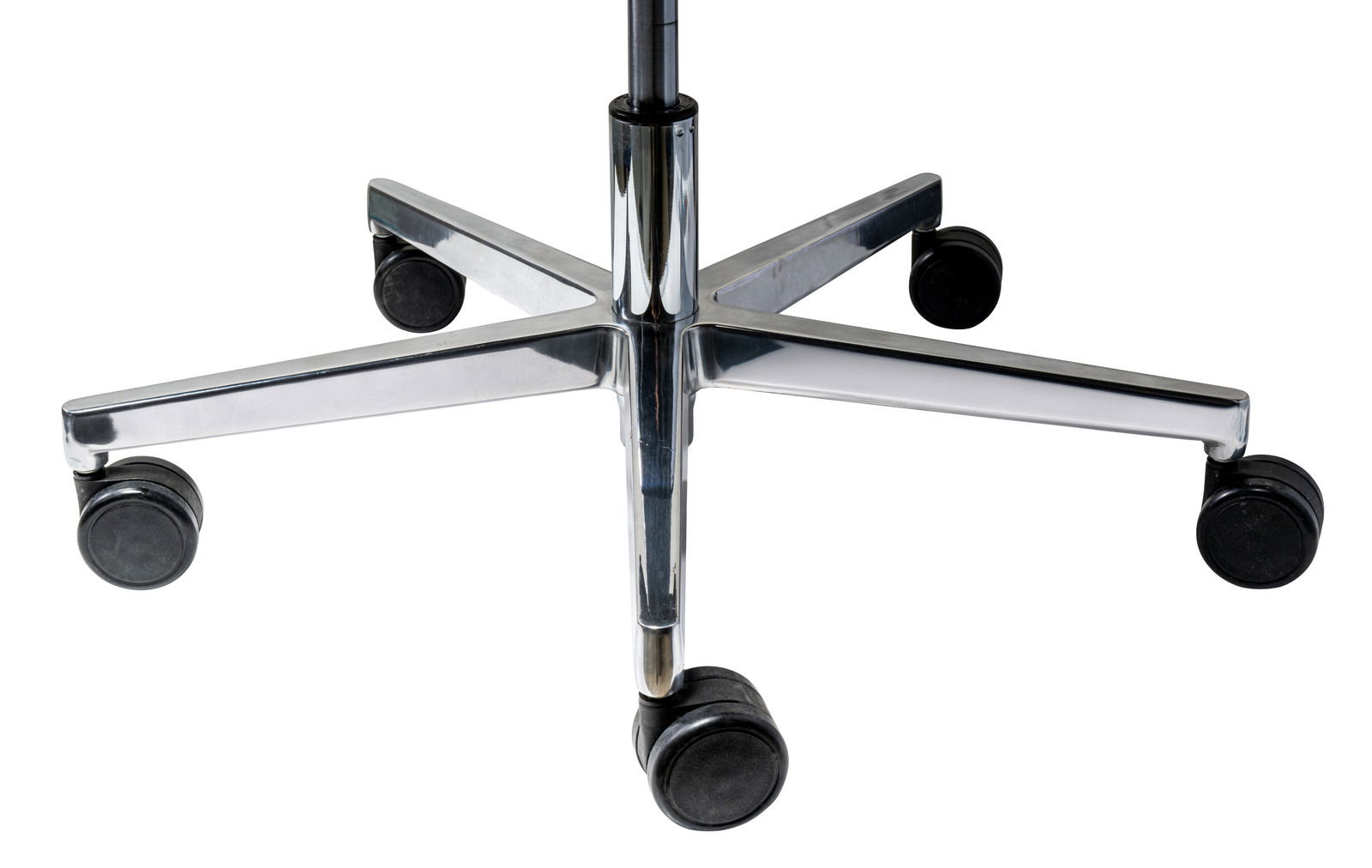 Nahaufnahme der Basis eines Drehstuhls mit fünf Rollen, aus verchromtem Metall, von oben betrachtet.