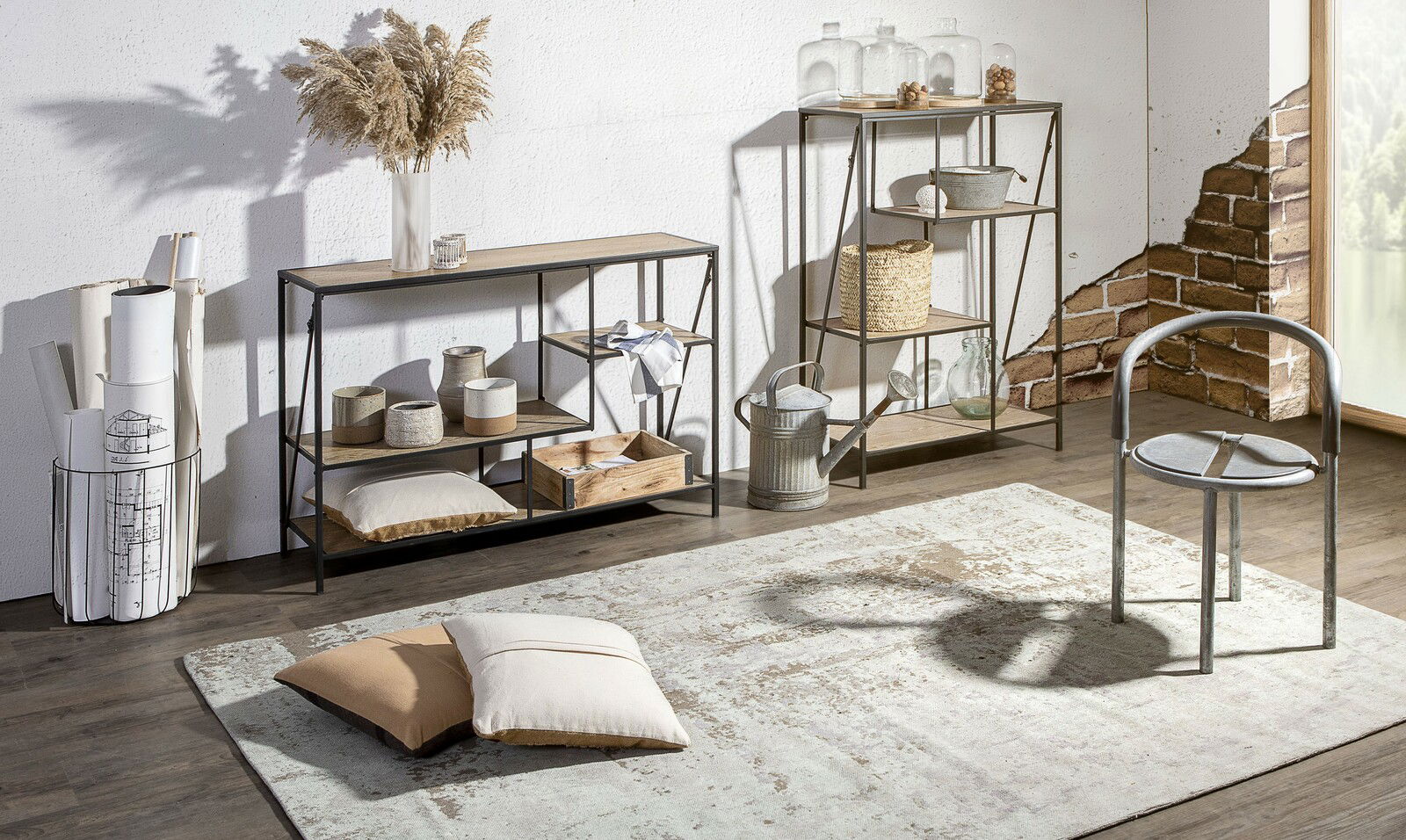 Modernes Regal aus Metall und Holz in einem stilvoll eingerichteten Raum, seitliche Perspektive