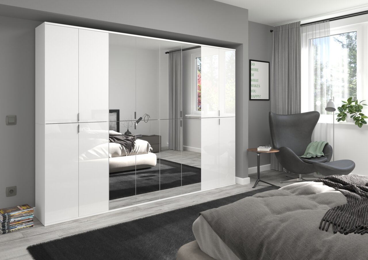 Moderner Spiegelschrank in einem stilvollen Schlafzimmer, seitliche Perspektive