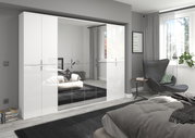 Moderner Spiegelschrank in einem stilvollen Schlafzimmer, seitliche Perspektive
