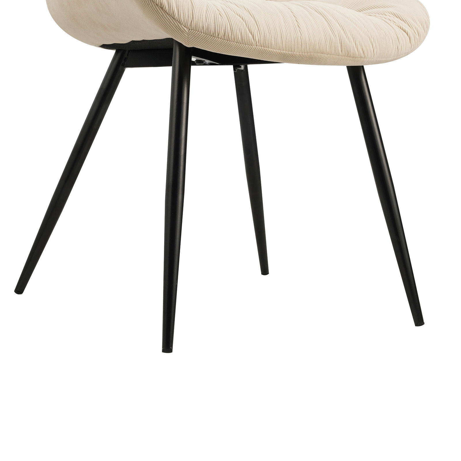 Nahaufnahme eines Stuhls mit beigem, gepolstertem Sitz und schwarzen, schlanken Metallbeinen, seitliche Perspektive