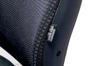 Nahaufnahme eines Drehstuhls aus der Dieter Knoll Collection, seitliche Perspektive auf die Rückenlehne mit schwarzem Stoffbezug.