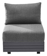 Grauer Loungesessel mit Kissen, Vorderansicht