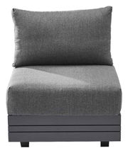 Grauer Loungesessel mit Kissen, Vorderansicht