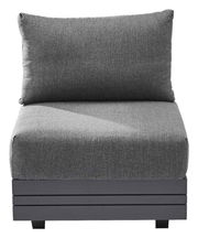 Grauer Loungesessel mit Kissen, Vorderansicht