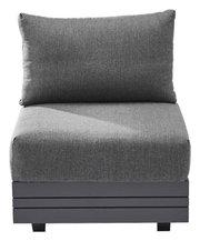 Grauer Loungesessel mit Kissen, Vorderansicht