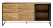 Frontale Ansicht eines modernen Sideboards aus Holz mit Metallrahmen, links mit Schubladen und rechts mit Glastür.