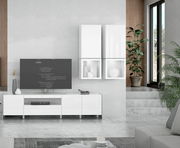 Moderne Wohnwand in Weiß mit TV, Hängeschränken und Dekoration, seitliche Perspektive