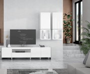 Moderne Wohnwand in Weiß mit TV, Hängeschränken und Dekoration, seitliche Perspektive