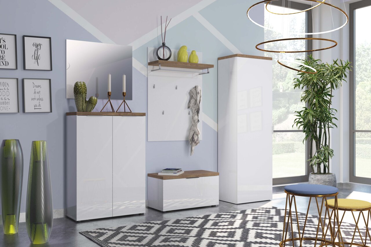 XORA Garderobenschrank IDEA Moderne Garderobeneinrichtung mit weißem Hochglanz-Schuhschrank, Spiegel, Garderobenpaneel und Bank in einem hellen Raum mit großen Fenstern, von vorne betrachtet.