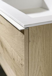 Nahaufnahme einer Badkombination mit Holzoptik und weißer Oberfläche, seitliche Perspektive