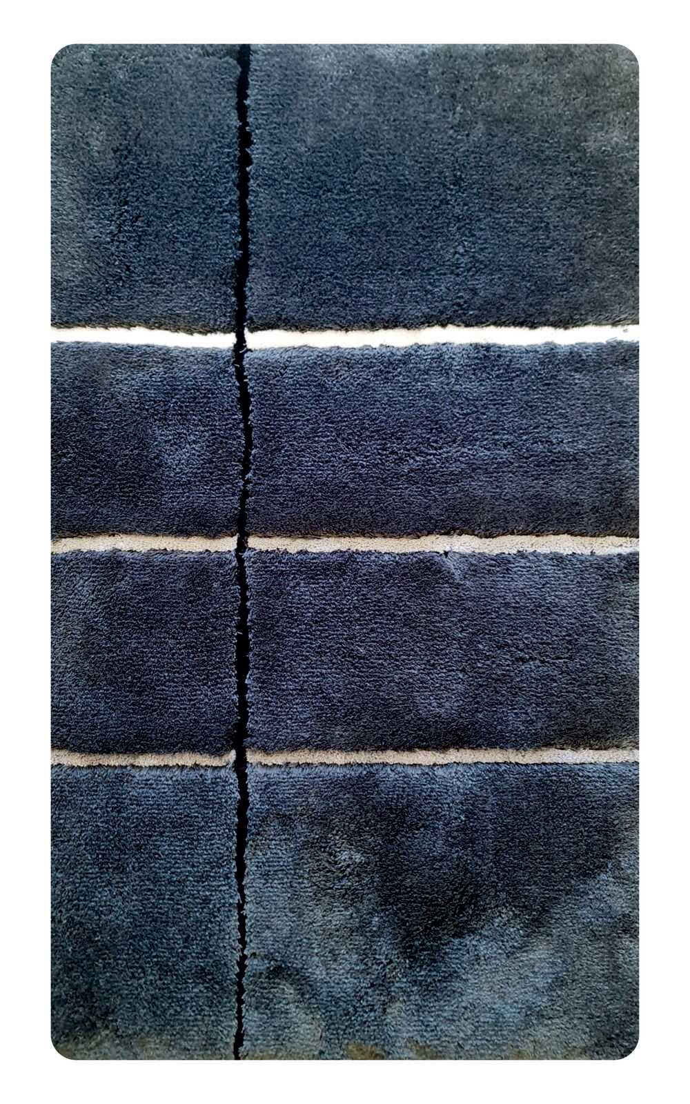 Linneweber Badteppich FERRARA Draufsicht auf einen dunkelblauen Badteppich mit weißen Streifen und rechteckigem Muster.