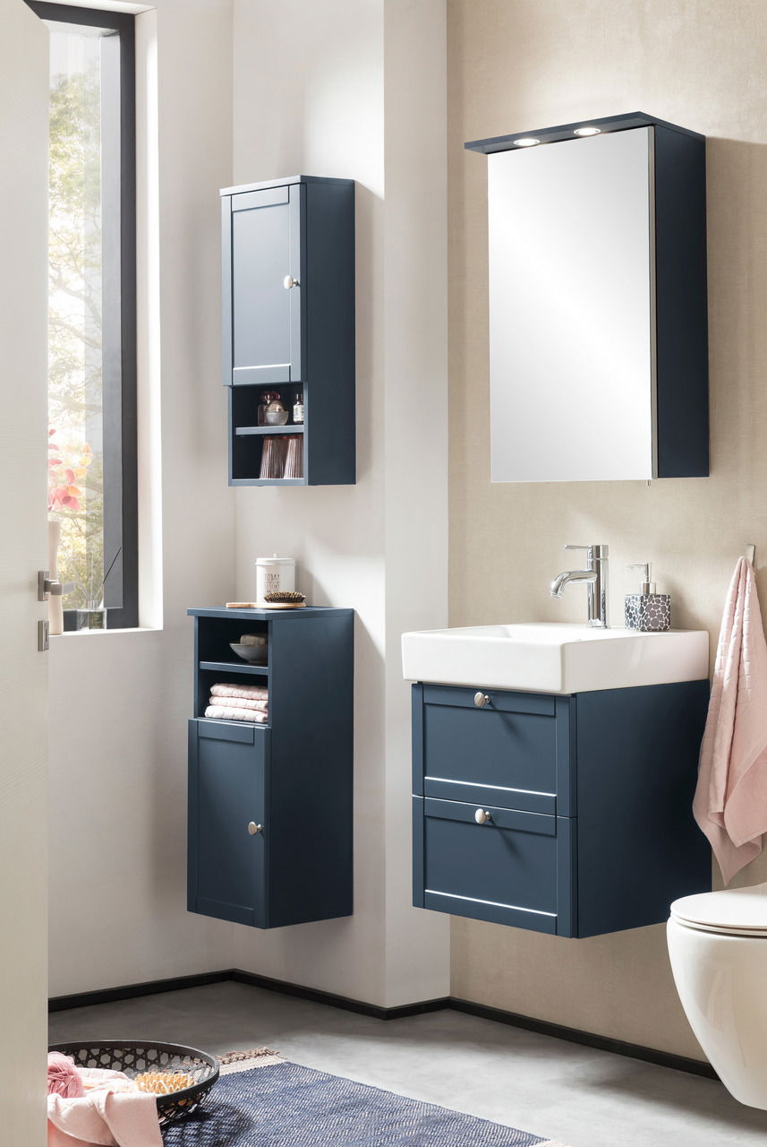 Moderner Spiegelschrank in einem stilvollen Badezimmer, seitliche Perspektive