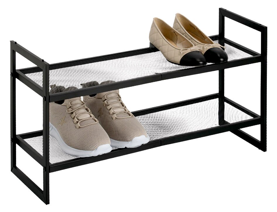 Schuhregal mit zwei Ablagen, aus schwarzem Metall, seitliche Perspektive, mit zwei Paar Schuhen darauf.