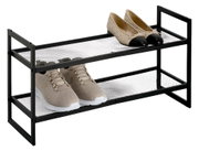 Schuhregal mit zwei Ablagen, aus schwarzem Metall, seitliche Perspektive, mit zwei Paar Schuhen darauf.