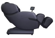 Seitliche Ansicht eines modernen Massagesessels in dunkler Farbe mit verstellbarer Rückenlehne und Fußstütze.