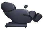 Seitliche Ansicht eines modernen Massagesessels in dunkler Farbe mit verstellbarer Rückenlehne und Fußstütze.
