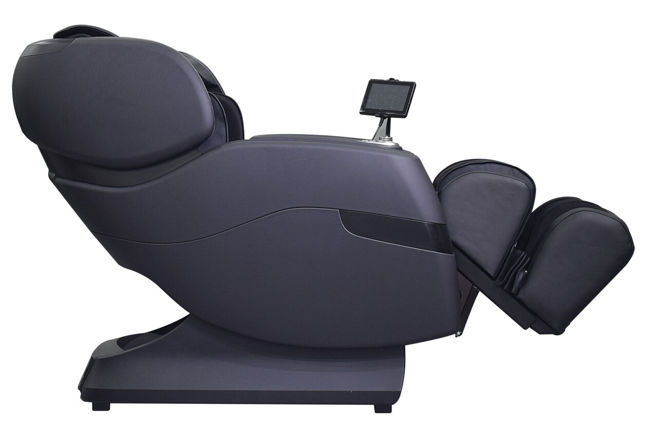 Zijaanzicht van een moderne massagestoel in een donkere kleur, met verstelbare rugleuning en voetsteun.