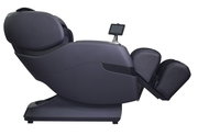 Zijaanzicht van een moderne massagestoel in een donkere kleur, met verstelbare rugleuning en voetsteun.