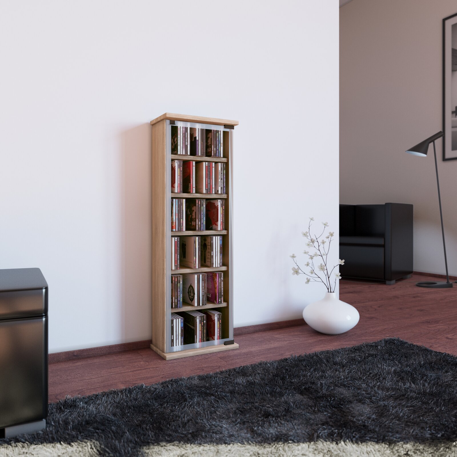Schmales CD-/DVD-Regal in Holzoptik mit silberfarbenen Seitenleisten, gefüllt mit CDs, freistehend im Wohnzimmer vor weißer Wand Ansicht leicht schräg von vorn
