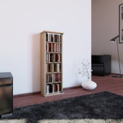 Schmales CD-/DVD-Regal in Holzoptik mit silberfarbenen Seitenleisten, gefüllt mit CDs, freistehend im Wohnzimmer vor weißer Wand; Ansicht leicht schräg von vorn