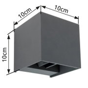 Moderne quadratische Außenleuchte in schwarzer Farbe, Perspektive von unten, Maße 10x10x10 cm