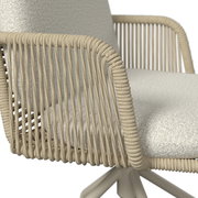 Detailaufnahme eines modernen Outdoor-Loungesessels mit beigefarbenem Seilgeflecht an Armlehne und Rückenlehne sowie hellgrauem Sitzkissen, perspektivisch schräg von vorne/seitlich